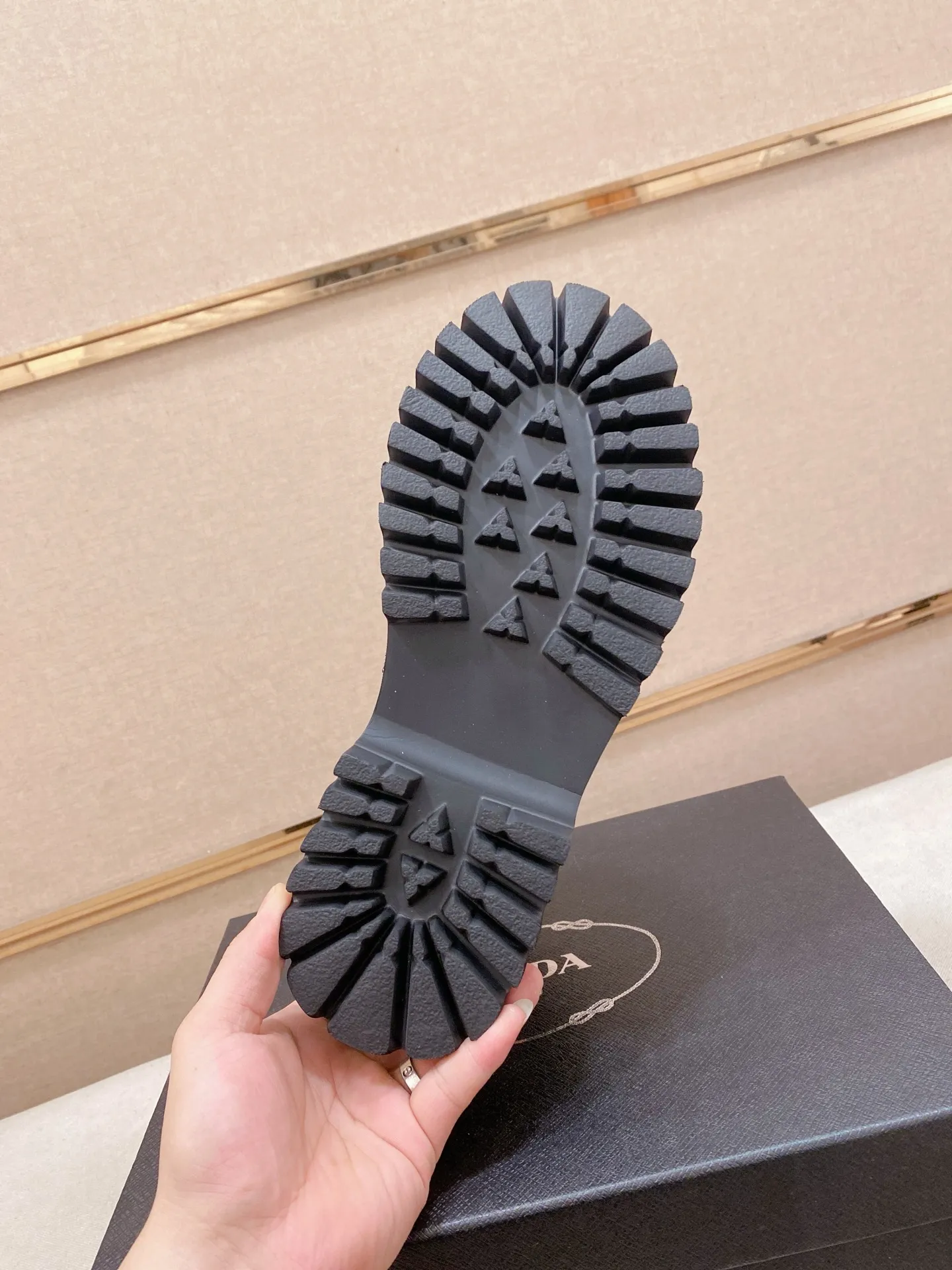 Factory price 580💰 The new PRADA (Prada) counters are launched simultaneously, new men's shoes, 😘fabrics are selected from cowhide. Lining: Full sheepskin lining. 👍🏿 High-end ☄️ air-cushion molded anti-slip rubber outsole, exquisite lines, simple and elegant, comfortable and high-end for leisure travel. Number of yards: 38 to 44. Can be ordered for 45 non-refundable
